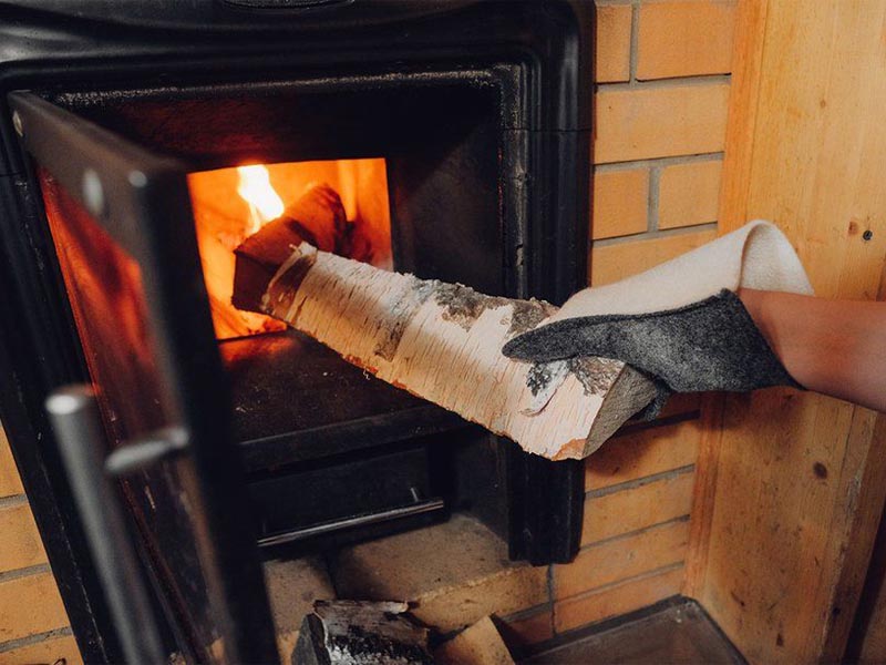 Зимой печь для многих становится настоящим спасением. Она согревает дом, создает уют и помогает пережить самые холодные дни. Но нередко возникает проблема: дров уходит много, поленья прогорают слишком быстро, а желаемого тепла все равно не хватает. В итоге приходится постоянно подбрасывать топливо и тратить лишние деньги. На самом деле есть простой способ сделать так, чтобы дрова горели намного дольше и отдавали максимум жара. И дело здесь не в «волшебных пропитках», а в правильном выборе дров и грамотной закладке. Почему дрова быстро сгорают и не дают тепла Многие сталкивались с ситуацией: печь полна дров, огонь яркий, а в доме по-прежнему прохладно. Причина чаще всего кроется в двух вещах — породе дерева и неправильной технике розжига. Если не учитывать эти нюансы, даже большая охапка поленьев может сгореть впустую, отправив все тепло прямо в дымоход. Какие дрова горят дольше и греют сильнее Первое, на что стоит обратить внимание, — это порода дерева. Именно от нее зависит скорость горения и теплоотдача. Акация, ясень, слива — плотные породы, которые долго тлеют и дают устойчивый, сильный жар. Яблоня, дуб, береза, груша, бук, клен — «золотая середина»: горят ровно и хорошо прогревают помещение. Сосна, ель, осина, тополь, липа, ива — быстро вспыхивают и так же быстро прогорают, отдавая меньше тепла. Если дрова в печи плохо держат жар, возможно, проблема именно в выбранной породе. Главная ошибка при закладке дров Большинство людей топят печь по привычной схеме: складывают поленья кучей, кладут в центр бумагу или газету и поджигают снизу. Это кажется логичным, но именно такой способ заставляет дрова сгорать слишком быстро, а тепло — «улетать» в трубу. Секрет закладки, при которой дрова горят в разы дольше Чтобы печь работала эффективно, действуйте иначе: На дно печи уложите 3–4 сухих толстых полена как можно плотнее. В середину поместите дрова среднего размера. Сверху выложите самые тонкие поленья, щепки или бересту. Поджигать такую закладку нужно сверху, а не снизу. Огонь будет постепенно опускаться вниз: сначала сгорят щепки, затем средние поленья и только потом крупные. Какой результат вы получите При таком способе топки: дрова горят 3–5 часов без дополнительной подкладки; поленья прогорают полностью, без лишнего дыма; тепло распределяется равномерно и остается в доме, а не уходит в дымоход; одной охапки хватает в несколько раз дольше, чем при обычной растопке. Попробовав этот метод хотя бы один раз, вы сразу заметите разницу. Печь будет греть ощутимо сильнее, а расход дров сократится почти вдвое — без лишних затрат и сложных хитростей.