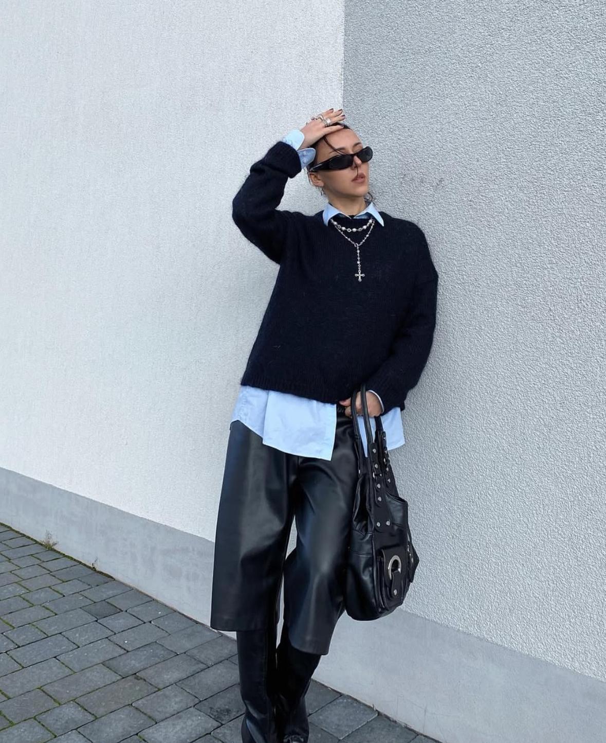 Весна 2026 еще только на горизонте, а модные инсайдеры уже единодушны: ботфорты до колена становятся ключевым акцентом сезона. Они уверенно доминируют в прогнозах осень–зима 2026 и плавно переходят в весенний гардероб, доказывая свою универсальность и актуальность.  Если раньше ботфорты ассоциировались с откровенным «вампирским шиком», то сегодня они эволюционируют в чистые минималистичные силуэты. Именно такие модели трендсеттеры сочетают с миди-платьями, объемными пальто и строгими костюмами, создавая образы вне времени и возраста.  Почему ботфорты — главный тренд весны 2026  Главное преимущество ботфортов — работа с пропорциями. Они добавляют образу собранности, вытягивают силуэт и позволяют выглядеть эффектно даже в прохладную погоду, не жертвуя комфортом. Весной 2026 ботфорты становятся инструментом стилизации: с их помощью можно легко балансировать длину, объем и фактуру.  Женские ботфорты с мини-юбками: классика вне возраста  Сочетание ботфортов с мини-юбками — проверенная формула, которая не теряет актуальности годами. Лучший выбор — мини из плотной шерсти, твида или экокожи. Для идеальных пропорций стилисты советуют оставить расстояние между краем юбки и верхом сапога, равное длине ладони.  Чтобы образ выглядел гармонично:  добавьте объемный свитер оверсайз или структурированный блейзер;  выбирайте плотные колготки от 40 den, чтобы сохранить тепло;  остановитесь на ботфортах на низком устойчивом каблуке 3–4 см — они визуально удлиняют ноги.  Черные и шоколадные модели особенно эффектны в паре с тренчем или пальто длиной до бедра.  Игра текстур — ваш главный союзник  Замшевые ботфорты под твидовую мини создают мягкий контраст и дневной шик. Гладкие кожаные — идеальны для строгих городских и офисных образов с рубашкой. А для вечера подойдут бордовые оттенки или металлические акценты, где ботфорты становятся главным аксессуаром под короткое платье.  С чем еще носить ботфорты весной 2026 Ботфорты и широкие брюки — главное комбо сезона  Сапоги до колена в сочетании с широкими брюками — один из самых модных дуэтов 2026 года. Идеальный вариант — когда штанина слегка приподнимается, открывая часть голени и создавая динамику.  Выбирайте:  ботфорты-трубы с квадратным носом;  плотные ткани брюк — костюмную шерсть или вельвет;  монохромные образы в бежевых, серых или молочных оттенках.  Кожаные ботфорты на устойчивом каблуке отлично балансируют объем брюк, а гетры или носки в тон добавляют трендовую многослойность. Такой образ легко адаптировать под кэжуал с худи или сделать более строгим, добавив жакет.  Миди-платья — идеальная база для ботфортов  Миди-платья с разрезом или A-силуэтом — безупречный фон для ботфортов до колена. Высокие сапоги визуально удлиняют ноги и делают фигуру стройнее.  Лучшие варианты:  трикотажные или шерстяные платья с высоким воротом;  черные ботфорты для графичности и строгости;  бежевые замшевые модели для мягких дневных образов.  Колготки в рубчик или цветные — бордовые, серые — усиливают глубину образа, особенно в сочетании с шарфами и платками. Такой лук универсален: подойдет и для работы, и для прогулки, и для встречи.  Тренды с Недель моды: как носят ботфорты дизайнеры  На показах Valentino и Saint Laurent ботфорты представлены в облегающем кожаном исполнении с квадратным носом. Их носят с объемными свитерами-платьями, мини-юбками и пальто, а также с леггинсами и скинни-джинсами, делая акцент на силуэте.  Для офисного настроения добавьте:  белую рубашку,  оверсайз-блейзер,  минималистичную сумку.  Особое внимание — плотности материалов. Гладкая кожа красиво отражает свет, а модели с овчиной добавляют уюта в прохладные дни. Ботфорты на низком каблуке уверенно лидируют благодаря устойчивости и женственности — их легко сочетать с пуховиками и пальто oversize.  Широкие голенища-трубы дизайнеры предлагают носить под джинсовые юбки и брюки, создавая выразительный архитектурный эффект.  Запоминаем ключевые правила  Ботфорты до колена любят баланс: объемный верх — к мини, минимализм сверху — к объемному низу  Материал имеет значение: кожа — для вечера, замша — для дня  Плотные гольфы чуть ниже колена — стильный прием, который визуально удлиняет линию ног  Ботфорты весной 2026 — это не просто обувь, а мощный стилистический инструмент. Используйте его смело — и ваш образ всегда будет выглядеть актуально и уверенно.