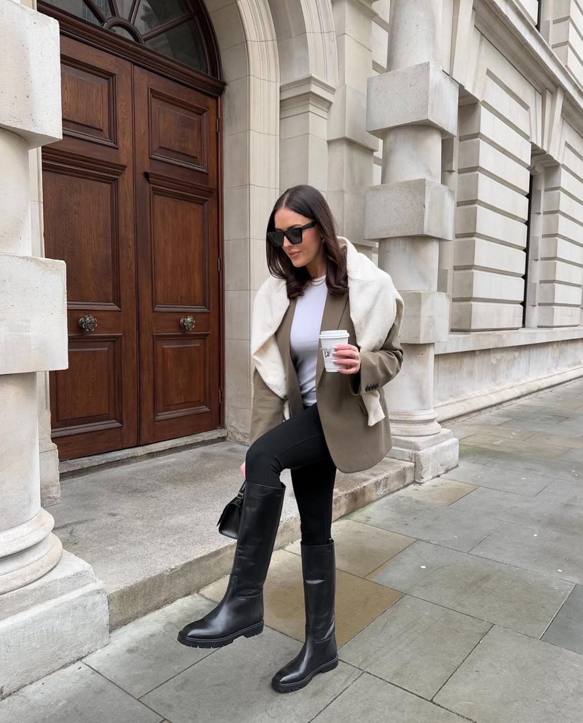 Весна 2026 еще только на горизонте, а модные инсайдеры уже единодушны: ботфорты до колена становятся ключевым акцентом сезона. Они уверенно доминируют в прогнозах осень–зима 2026 и плавно переходят в весенний гардероб, доказывая свою универсальность и актуальность.  Если раньше ботфорты ассоциировались с откровенным «вампирским шиком», то сегодня они эволюционируют в чистые минималистичные силуэты. Именно такие модели трендсеттеры сочетают с миди-платьями, объемными пальто и строгими костюмами, создавая образы вне времени и возраста.  Почему ботфорты — главный тренд весны 2026  Главное преимущество ботфортов — работа с пропорциями. Они добавляют образу собранности, вытягивают силуэт и позволяют выглядеть эффектно даже в прохладную погоду, не жертвуя комфортом. Весной 2026 ботфорты становятся инструментом стилизации: с их помощью можно легко балансировать длину, объем и фактуру.  Женские ботфорты с мини-юбками: классика вне возраста  Сочетание ботфортов с мини-юбками — проверенная формула, которая не теряет актуальности годами. Лучший выбор — мини из плотной шерсти, твида или экокожи. Для идеальных пропорций стилисты советуют оставить расстояние между краем юбки и верхом сапога, равное длине ладони.  Чтобы образ выглядел гармонично:  добавьте объемный свитер оверсайз или структурированный блейзер;  выбирайте плотные колготки от 40 den, чтобы сохранить тепло;  остановитесь на ботфортах на низком устойчивом каблуке 3–4 см — они визуально удлиняют ноги.  Черные и шоколадные модели особенно эффектны в паре с тренчем или пальто длиной до бедра.  Игра текстур — ваш главный союзник  Замшевые ботфорты под твидовую мини создают мягкий контраст и дневной шик. Гладкие кожаные — идеальны для строгих городских и офисных образов с рубашкой. А для вечера подойдут бордовые оттенки или металлические акценты, где ботфорты становятся главным аксессуаром под короткое платье.  С чем еще носить ботфорты весной 2026 Ботфорты и широкие брюки — главное комбо сезона  Сапоги до колена в сочетании с широкими брюками — один из самых модных дуэтов 2026 года. Идеальный вариант — когда штанина слегка приподнимается, открывая часть голени и создавая динамику.  Выбирайте:  ботфорты-трубы с квадратным носом;  плотные ткани брюк — костюмную шерсть или вельвет;  монохромные образы в бежевых, серых или молочных оттенках.  Кожаные ботфорты на устойчивом каблуке отлично балансируют объем брюк, а гетры или носки в тон добавляют трендовую многослойность. Такой образ легко адаптировать под кэжуал с худи или сделать более строгим, добавив жакет.  Миди-платья — идеальная база для ботфортов  Миди-платья с разрезом или A-силуэтом — безупречный фон для ботфортов до колена. Высокие сапоги визуально удлиняют ноги и делают фигуру стройнее.  Лучшие варианты:  трикотажные или шерстяные платья с высоким воротом;  черные ботфорты для графичности и строгости;  бежевые замшевые модели для мягких дневных образов.  Колготки в рубчик или цветные — бордовые, серые — усиливают глубину образа, особенно в сочетании с шарфами и платками. Такой лук универсален: подойдет и для работы, и для прогулки, и для встречи.  Тренды с Недель моды: как носят ботфорты дизайнеры  На показах Valentino и Saint Laurent ботфорты представлены в облегающем кожаном исполнении с квадратным носом. Их носят с объемными свитерами-платьями, мини-юбками и пальто, а также с леггинсами и скинни-джинсами, делая акцент на силуэте.  Для офисного настроения добавьте:  белую рубашку,  оверсайз-блейзер,  минималистичную сумку.  Особое внимание — плотности материалов. Гладкая кожа красиво отражает свет, а модели с овчиной добавляют уюта в прохладные дни. Ботфорты на низком каблуке уверенно лидируют благодаря устойчивости и женственности — их легко сочетать с пуховиками и пальто oversize.  Широкие голенища-трубы дизайнеры предлагают носить под джинсовые юбки и брюки, создавая выразительный архитектурный эффект.  Запоминаем ключевые правила  Ботфорты до колена любят баланс: объемный верх — к мини, минимализм сверху — к объемному низу  Материал имеет значение: кожа — для вечера, замша — для дня  Плотные гольфы чуть ниже колена — стильный прием, который визуально удлиняет линию ног  Ботфорты весной 2026 — это не просто обувь, а мощный стилистический инструмент. Используйте его смело — и ваш образ всегда будет выглядеть актуально и уверенно.