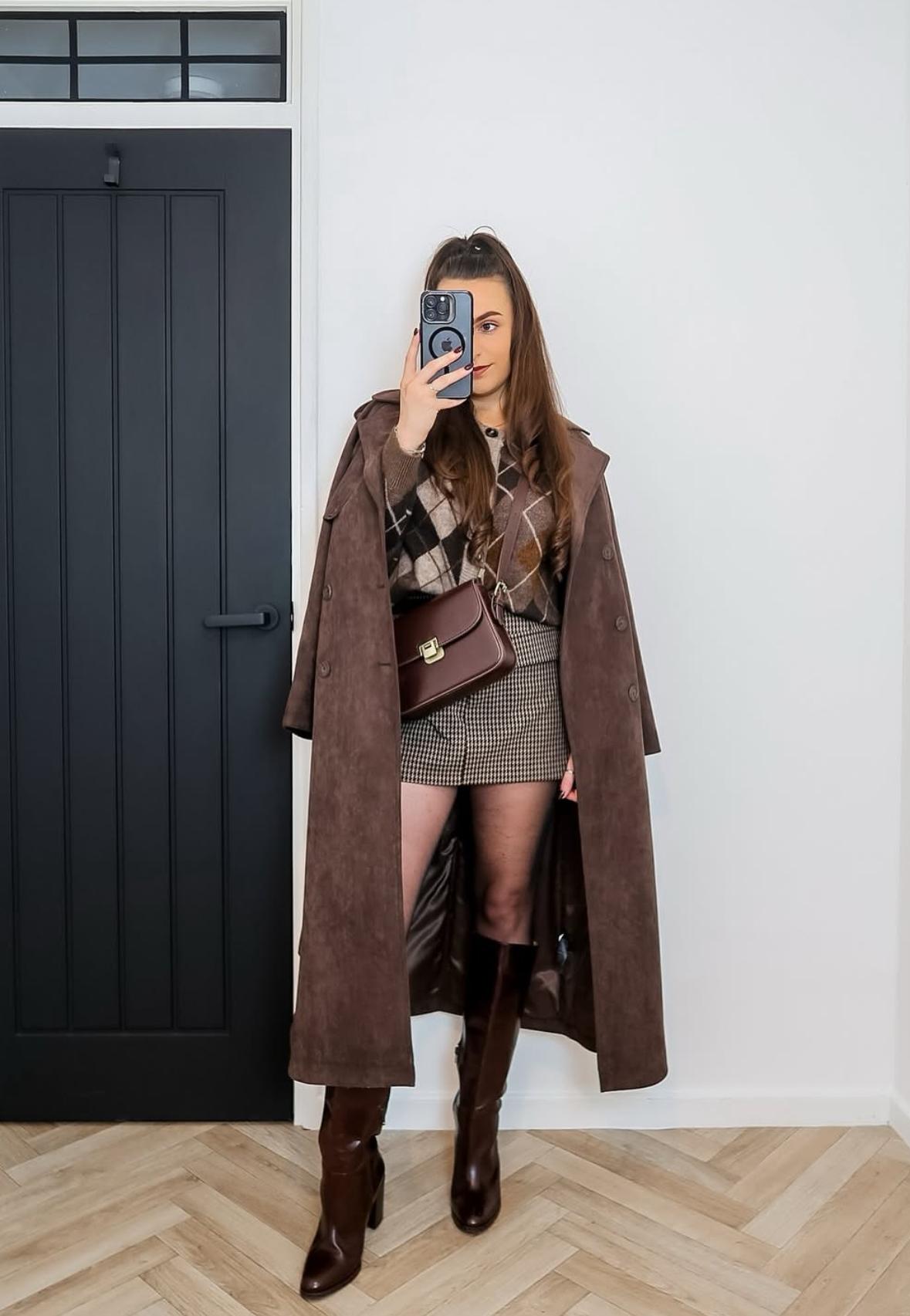 Весна 2026 еще только на горизонте, а модные инсайдеры уже единодушны: ботфорты до колена становятся ключевым акцентом сезона. Они уверенно доминируют в прогнозах осень–зима 2026 и плавно переходят в весенний гардероб, доказывая свою универсальность и актуальность.  Если раньше ботфорты ассоциировались с откровенным «вампирским шиком», то сегодня они эволюционируют в чистые минималистичные силуэты. Именно такие модели трендсеттеры сочетают с миди-платьями, объемными пальто и строгими костюмами, создавая образы вне времени и возраста.  Почему ботфорты — главный тренд весны 2026  Главное преимущество ботфортов — работа с пропорциями. Они добавляют образу собранности, вытягивают силуэт и позволяют выглядеть эффектно даже в прохладную погоду, не жертвуя комфортом. Весной 2026 ботфорты становятся инструментом стилизации: с их помощью можно легко балансировать длину, объем и фактуру.  Женские ботфорты с мини-юбками: классика вне возраста  Сочетание ботфортов с мини-юбками — проверенная формула, которая не теряет актуальности годами. Лучший выбор — мини из плотной шерсти, твида или экокожи. Для идеальных пропорций стилисты советуют оставить расстояние между краем юбки и верхом сапога, равное длине ладони.  Чтобы образ выглядел гармонично:  добавьте объемный свитер оверсайз или структурированный блейзер;  выбирайте плотные колготки от 40 den, чтобы сохранить тепло;  остановитесь на ботфортах на низком устойчивом каблуке 3–4 см — они визуально удлиняют ноги.  Черные и шоколадные модели особенно эффектны в паре с тренчем или пальто длиной до бедра.  Игра текстур — ваш главный союзник  Замшевые ботфорты под твидовую мини создают мягкий контраст и дневной шик. Гладкие кожаные — идеальны для строгих городских и офисных образов с рубашкой. А для вечера подойдут бордовые оттенки или металлические акценты, где ботфорты становятся главным аксессуаром под короткое платье.  С чем еще носить ботфорты весной 2026 Ботфорты и широкие брюки — главное комбо сезона  Сапоги до колена в сочетании с широкими брюками — один из самых модных дуэтов 2026 года. Идеальный вариант — когда штанина слегка приподнимается, открывая часть голени и создавая динамику.  Выбирайте:  ботфорты-трубы с квадратным носом;  плотные ткани брюк — костюмную шерсть или вельвет;  монохромные образы в бежевых, серых или молочных оттенках.  Кожаные ботфорты на устойчивом каблуке отлично балансируют объем брюк, а гетры или носки в тон добавляют трендовую многослойность. Такой образ легко адаптировать под кэжуал с худи или сделать более строгим, добавив жакет.  Миди-платья — идеальная база для ботфортов  Миди-платья с разрезом или A-силуэтом — безупречный фон для ботфортов до колена. Высокие сапоги визуально удлиняют ноги и делают фигуру стройнее.  Лучшие варианты:  трикотажные или шерстяные платья с высоким воротом;  черные ботфорты для графичности и строгости;  бежевые замшевые модели для мягких дневных образов.  Колготки в рубчик или цветные — бордовые, серые — усиливают глубину образа, особенно в сочетании с шарфами и платками. Такой лук универсален: подойдет и для работы, и для прогулки, и для встречи.  Тренды с Недель моды: как носят ботфорты дизайнеры  На показах Valentino и Saint Laurent ботфорты представлены в облегающем кожаном исполнении с квадратным носом. Их носят с объемными свитерами-платьями, мини-юбками и пальто, а также с леггинсами и скинни-джинсами, делая акцент на силуэте.  Для офисного настроения добавьте:  белую рубашку,  оверсайз-блейзер,  минималистичную сумку.  Особое внимание — плотности материалов. Гладкая кожа красиво отражает свет, а модели с овчиной добавляют уюта в прохладные дни. Ботфорты на низком каблуке уверенно лидируют благодаря устойчивости и женственности — их легко сочетать с пуховиками и пальто oversize.  Широкие голенища-трубы дизайнеры предлагают носить под джинсовые юбки и брюки, создавая выразительный архитектурный эффект.  Запоминаем ключевые правила  Ботфорты до колена любят баланс: объемный верх — к мини, минимализм сверху — к объемному низу  Материал имеет значение: кожа — для вечера, замша — для дня  Плотные гольфы чуть ниже колена — стильный прием, который визуально удлиняет линию ног  Ботфорты весной 2026 — это не просто обувь, а мощный стилистический инструмент. Используйте его смело — и ваш образ всегда будет выглядеть актуально и уверенно.