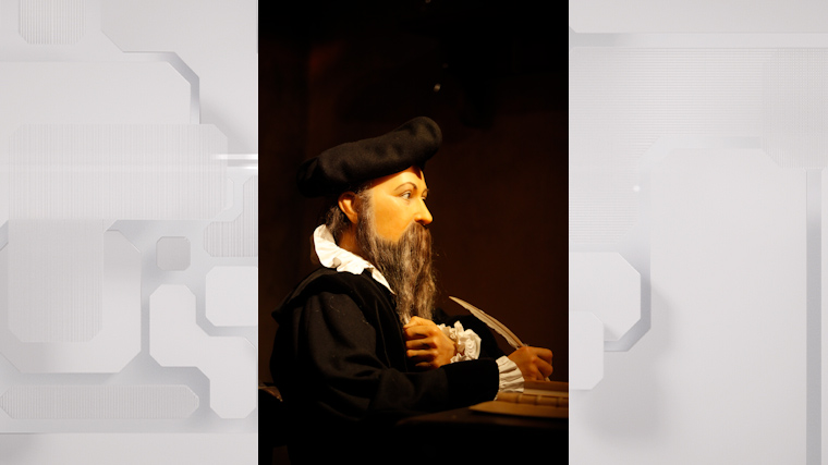 2026 год только начал свой отсчёт, а интерес к пророчествам Нострадамуса вновь заметно усилился. Французский астролог и врач XVI века прославился тем, что оставил после себя сотни катренов — загадочных четверостиший, которые и спустя столетия продолжают будоражить воображение. Многие толкователи уверены: в его текстах есть намёки на события именно 2026 года, и звучат они, мягко говоря, тревожно.  При этом стоит помнить важную деталь: Нострадамус никогда не писал прямым текстом. Его пророчества — это символы, аллегории и многозначные образы. Поэтому любые «предсказания» — это не факты, а версии и интерпретации, которые могут меняться в зависимости от эпохи и контекста.  Ошибка с концом света или неверное толкование?  Некоторые исследователи считают, что Нострадамус якобы указывал на конец света ещё в 2025 году. Однако год прошёл, а апокалипсис так и не наступил. Возможно, прорицатель ошибся, а возможно — современные читатели просто неверно расшифровали его слова. Как бы то ни было, внимание толкователей теперь сместилось на 2026-й.  История знает примеры, когда катрены Нострадамуса неожиданно точно совпадали с реальными событиями. Именно это и заставляет относиться к его текстам с настороженным интересом.  «Кровь зальёт Тичино»: загадка Швейцарии  Один из наиболее мрачных катренов упоминает город и землю Тичино:  «Из-за милости, которую окажет город… Тичино переполнится кровью».  Тичино — живописный кантон на юге Швейцарии, известный своей спокойной атмосферой, озёрами и горами. Идея о «кровавых реках» в этом регионе выглядит особенно пугающе и нелогично. Одни видят в этом образе намёк на военный конфликт, другие — на крупную катастрофу или массовые беспорядки. Скептики же считают катрен чисто символическим.  Семимесячная война: кратко, но разрушительно  Особое внимание привлекает четверостишие, в котором говорится:  «Семь месяцев великой войны, люди погибли из-за зла…».  Идея войны, длящейся ровно семь месяцев, звучит пугающе конкретно. Некоторые толкователи предполагают, что речь может идти о локальном, но крайне интенсивном конфликте, который приведёт к большим человеческим потерям. Другие считают число «семь» сакральным и видят в нём не буквальное, а символическое значение.  «Удар молнии» и гибель великого человека  Ещё один катрен говорит о внезапной гибели «великого человека», поражённого днём «ударом молнии». Здесь версии расходятся особенно сильно.  Буквальное толкование предполагает несчастный случай или редкую трагедию.  Метафорическое — указывает на убийство или стремительное политическое падение влиятельного лидера.  В любом случае образ молнии символизирует внезапность и шок, а значит — событие, которое может всколыхнуть весь мир.  Рой «пчёл» как знак новой угрозы  Не менее загадочным остаётся образ «великого роя пчёл», поднимающегося для ночной засады. Современные исследователи всё чаще связывают этот катрен с технологиями.  Существует версия, что Нострадамус таким образом описал массированные атаки беспилотников или автоматизированных систем — то, что в XVI веке невозможно было представить иначе как живой рой.  Стоит ли бояться 2026 года?  Пророчества Нострадамуса — это не приговор и не точный прогноз. Скорее, это зеркало страхов человечества, в котором каждая эпоха видит собственные тревоги. 2026 год может оказаться непростым, а может — лишь очередным периодом, окружённым громкими интерпретациями древних текстов.  Одно можно сказать точно: катрены Нострадамуса продолжают жить, потому что оставляют пространство для размышлений. А верить им или нет — личный выбор каждого.