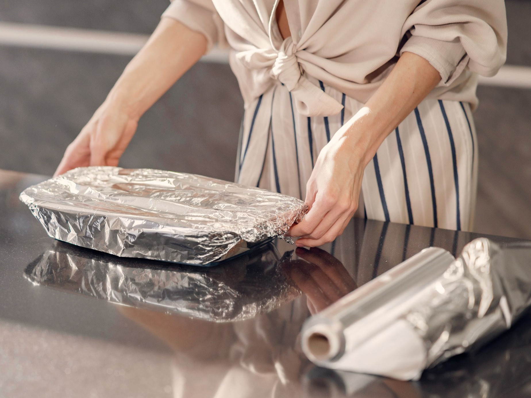 какой стороной правильно класть фольгу на самом деле