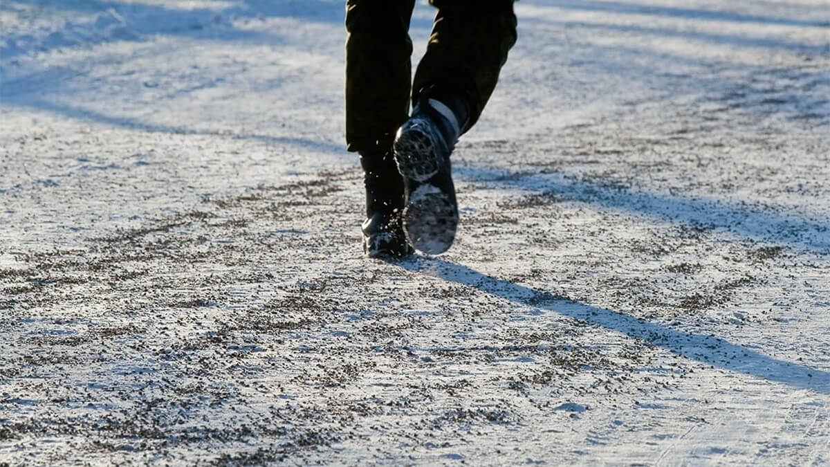 чем лучше всего посыпать дорожки в гололед