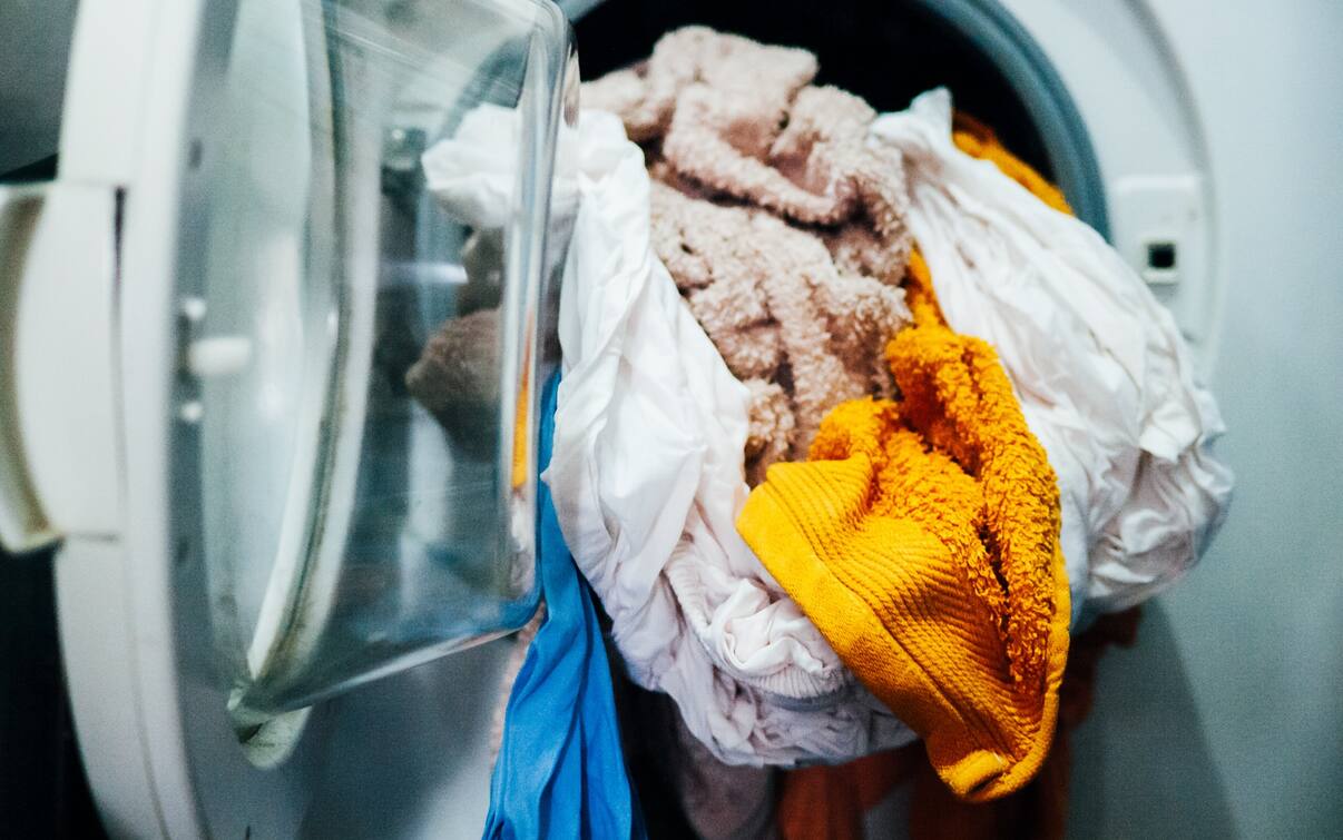 Что делать, если забыли на ночь белье в стиралке, нужно ли его перестирывать