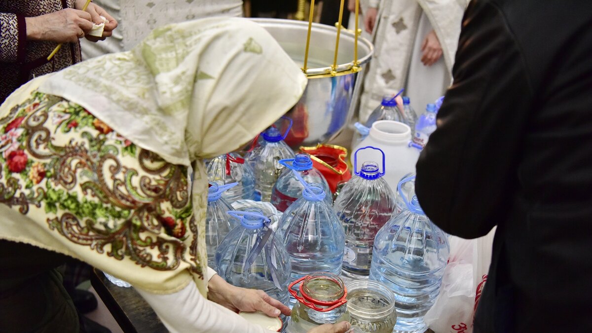 Правила хранения и использования святой воды с Крещения