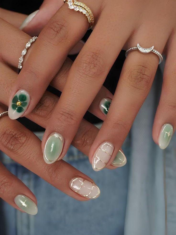 Денежный маникюр на март 2026