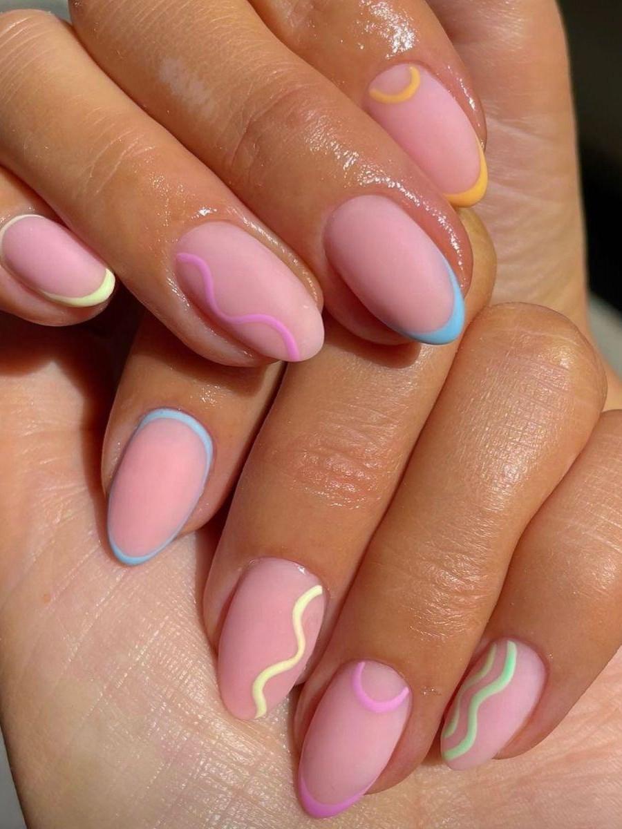 Денежный маникюр на март 2026