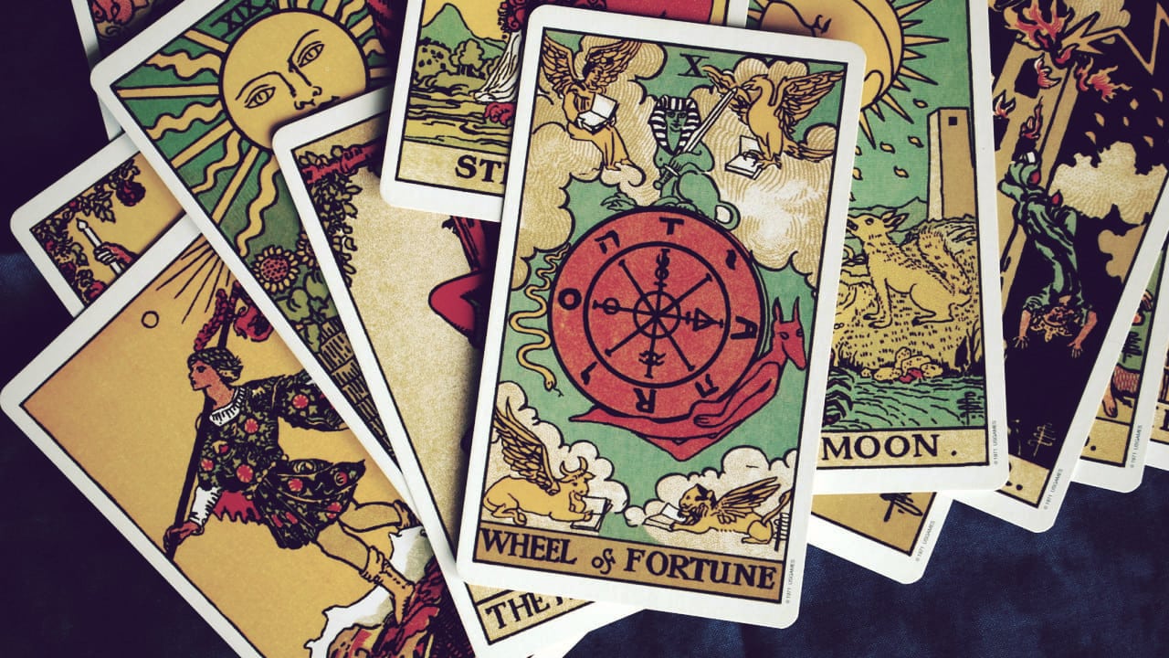 Неделя с 16 по 22 февраля обещает быть по-настоящему судьбоносной. Главной картой этого периода выпало Колесо Фортуны — один из самых мощных и значимых арканов в Таро. Его неслучайно называют картой больших перемен, поворотных моментов и счастливых совпадений. Это символ движения, обновления и вмешательства самой судьбы в нашу жизнь. Колесо Фортуны часто считают главной картой года, ведь она отражает глобальные процессы и важные жизненные циклы. А значит, ближайшие дни могут стать отправной точкой к новым возможностям, неожиданным шансам и приятным событиям. Удача будет на вашей стороне, а ближе к концу недели многих ждёт радостный сюрприз или долгожданная хорошая новость. Главное — не бояться перемен и довериться потоку жизни. Любовь и отношения: время судьбоносных встреч и важных шагов В сфере чувств Колесо Фортуны приносит обновление и движение вперёд. Для многих эта неделя может стать периодом новых начинаний: возможны предложения руки и сердца, переход отношений на более серьёзный уровень, романтические поездки или неожиданные признания. Очень важно говорить о своих чувствах честно и открыто, не пряча эмоции за маской сдержанности. Искренность сейчас станет главным ключом к укреплению связи между партнёрами. Ваша вторая половинка это обязательно оценит, а отношения могут выйти на совершенно новый уровень доверия и близости. Если вы одиноки, Вселенная, образно говоря, «включает ускоренный режим». Велика вероятность судьбоносного знакомства, которое сначала может показаться случайным, но со временем окажется очень значимым. Не отказывайтесь от приглашений, чаще выходите из дома и будьте открыты к новым людям — Колесо Фортуны любит тех, кто готов к переменам. Карьера и финансы: шанс изменить свою жизнь к лучшему В профессиональной сфере эта неделя может принести неожиданное озарение. У вас может появиться идея сменить работу, попробовать себя в новой сфере или запустить проект, о котором вы давно думали, но не решались. Если вы чувствуете, что на нынешнем месте вам некомфортно и вы давно «переросли» свою должность, Колесо Фортуны мягко подталкивает: возможно, пришло время рискнуть. Судьба сейчас благоволит смелым и тем, кто готов выйти из зоны комфорта. Даже спонтанное решение может оказаться удивительно точным и перспективным. В финансовом плане неделя тоже выглядит многообещающе. Есть шанс на удачную сделку, подписание выгодного контракта или неожиданный денежный бонус. А для самых везучих — даже выигрыш в лотерею или получение денег из неожиданного источника. Главное — не упустить возможности, которые будут появляться буквально «из ниоткуда». Совет карты: доверьтесь потоку жизни и действуйте Колесо Фортуны напоминает: жизнь никогда не стоит на месте. Всё меняется, и эти перемены не всегда зависят от нас — но мы всегда можем выбрать, как на них реагировать. На этой неделе особенно важно сохранять гибкость, не цепляться за старое и прислушиваться к своей интуиции. Если чувствуете внутренний импульс что-то изменить — не откладывайте. Сейчас подходящее время, чтобы сделать шаг вперёд, даже если он кажется немного рискованным. Судьба может преподнести именно тот поворот, которого вы давно ждали.