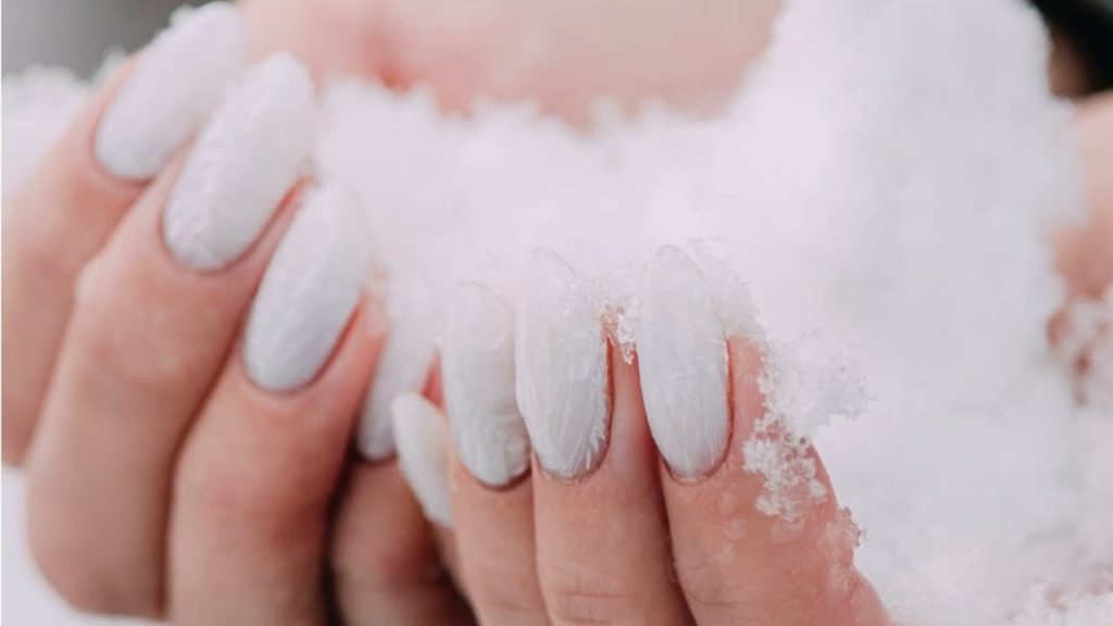 6 стильных дизайнов маникюра, которые подойдут к зимнему времени года