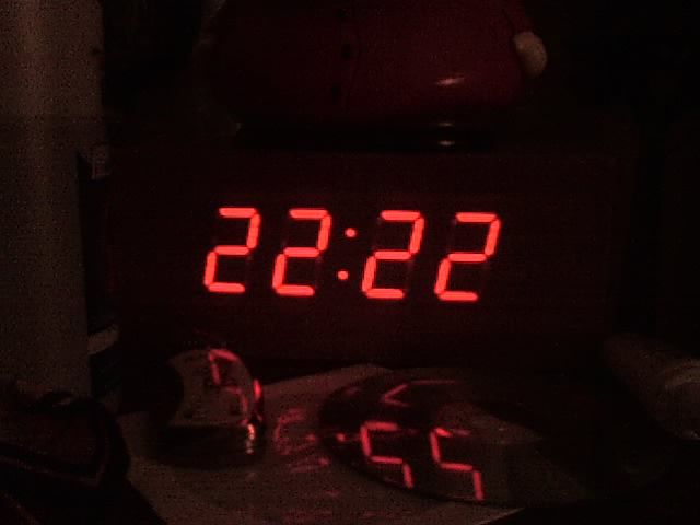 Почему вы видите 22:22 на часах
