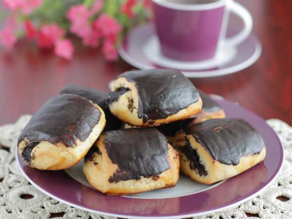 Булочки с маком и шоколадной глазурью