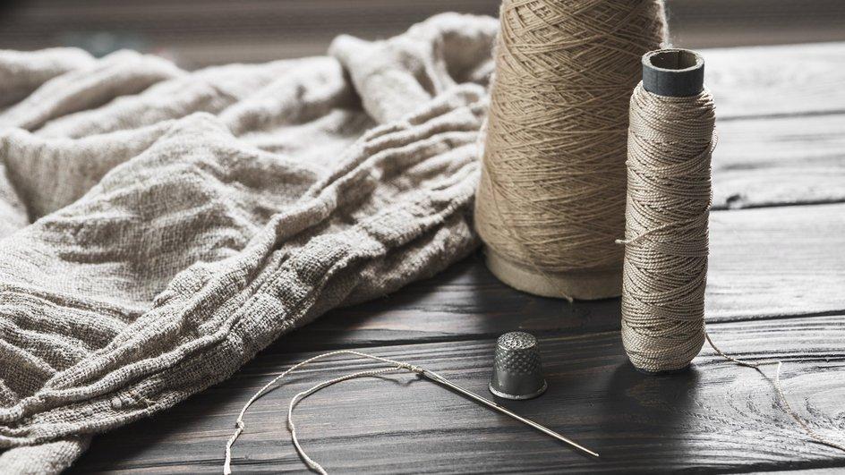 Как поступить, если нашли иголку возле двери или в квартире