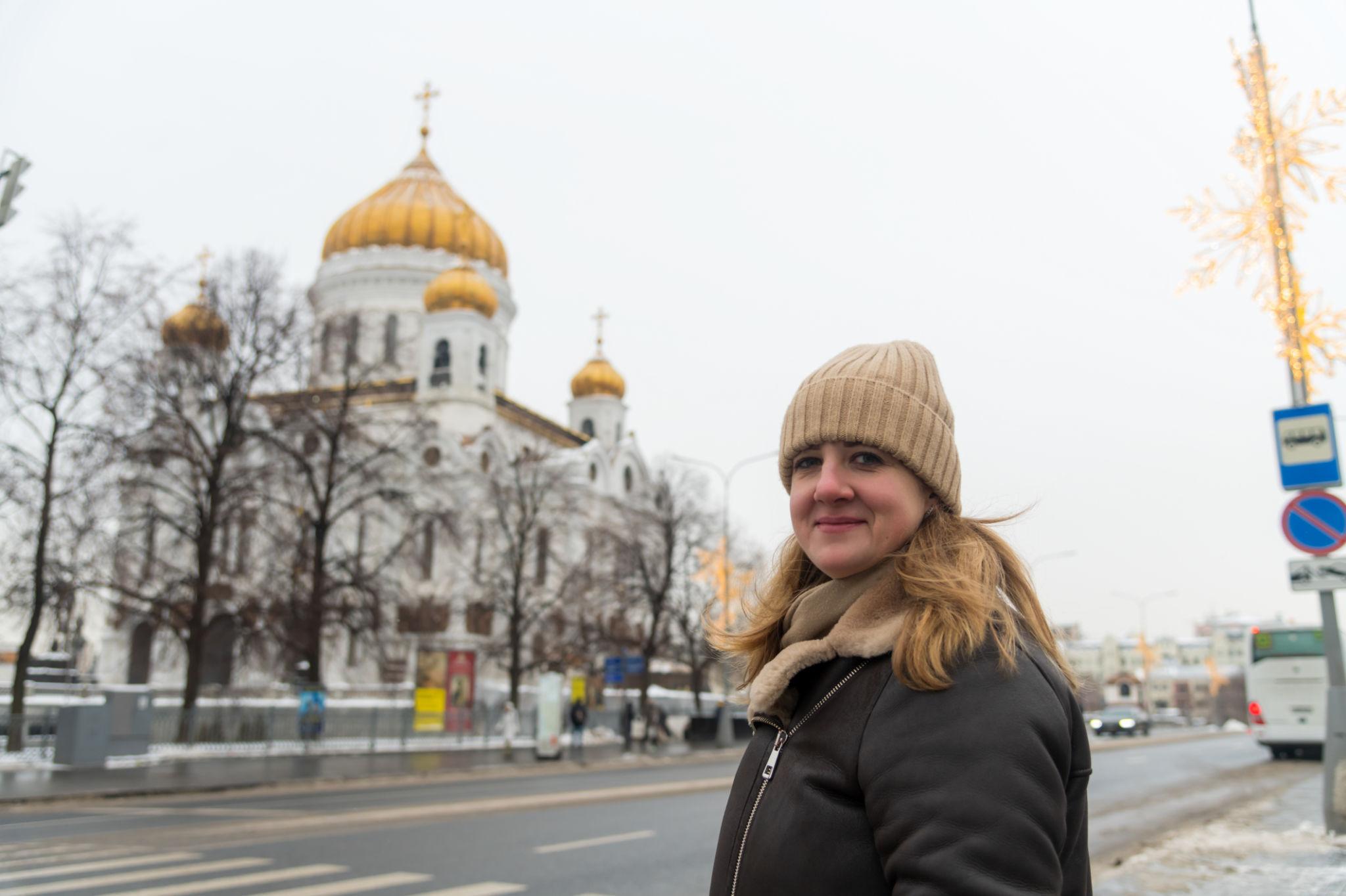 Можно ли женщине приходить в церковь в джинсах и шапке