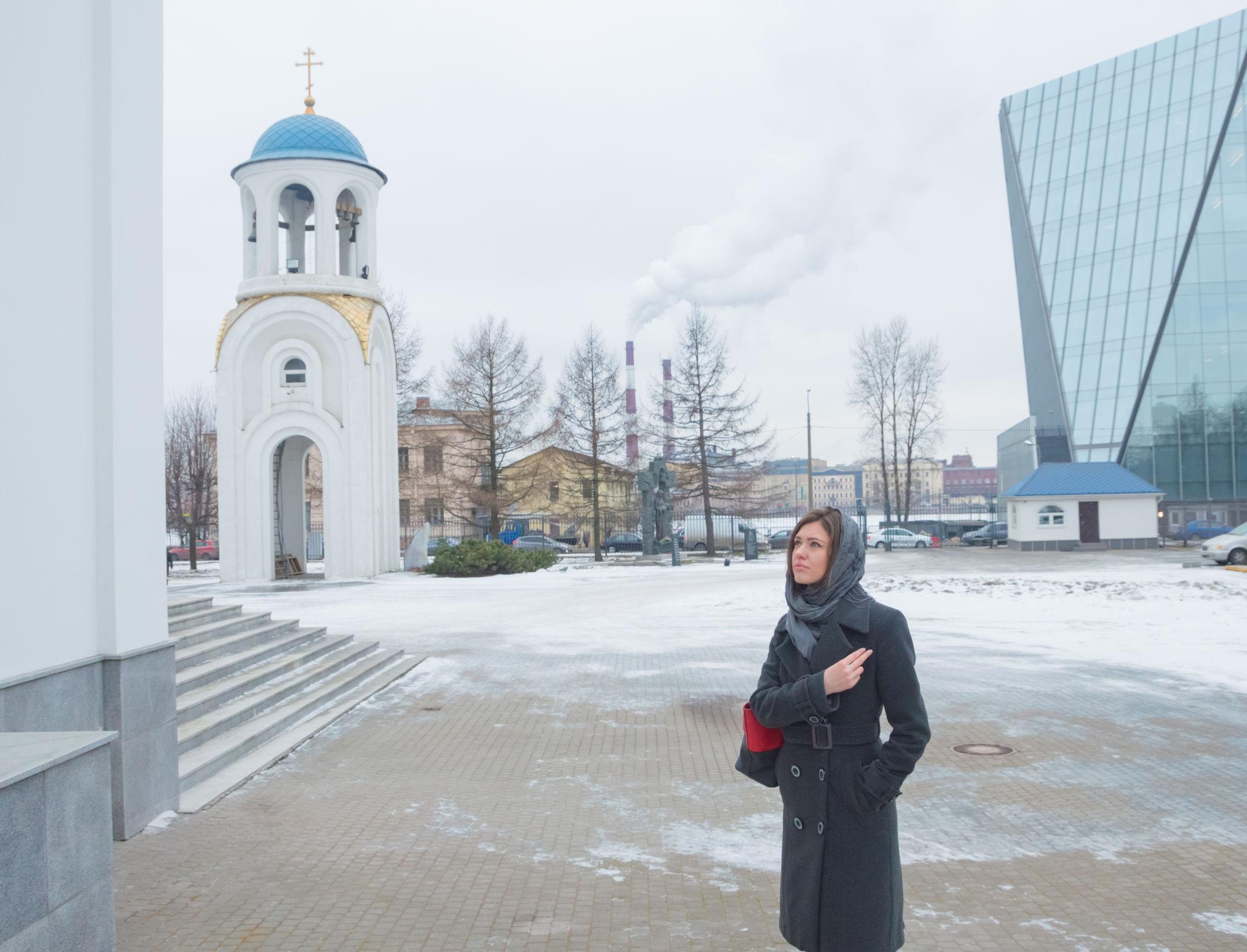Можно ли женщине приходить в церковь в джинсах и шапке