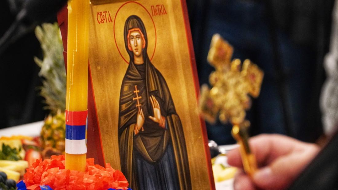 В чем помогает Параскева Сербская